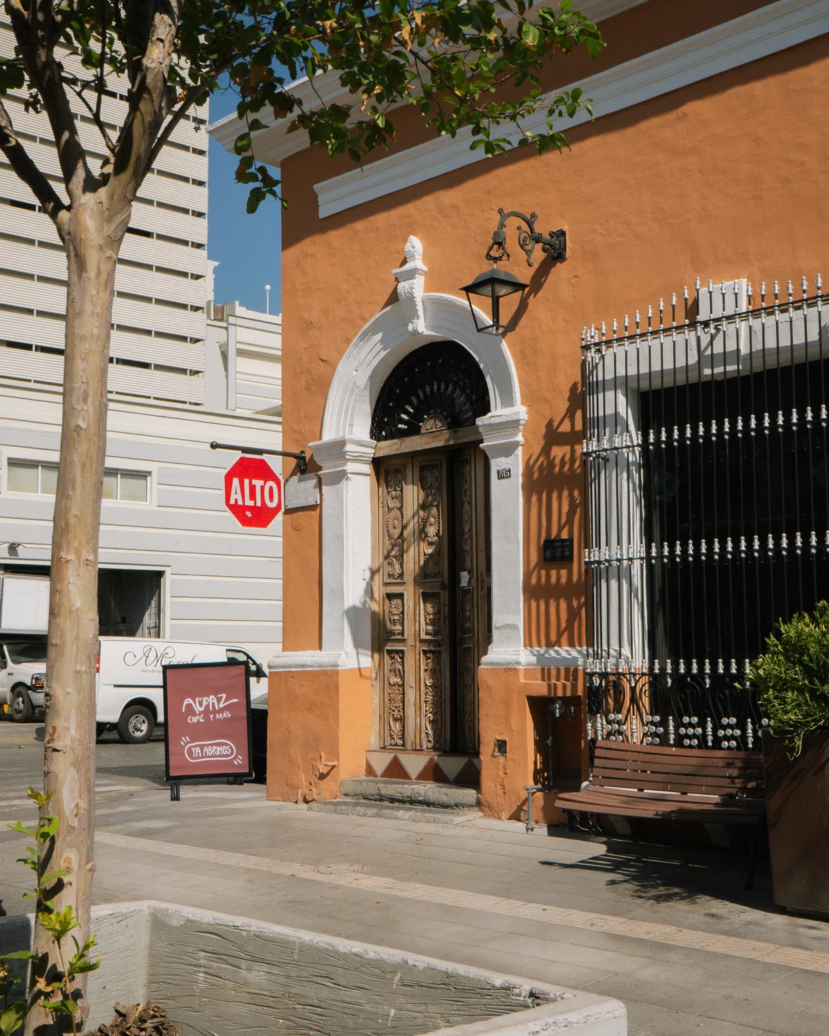Fachada de la cafetería Audaz en el Barrio Antiguo de Monterrey, con puerta de madera y arco de cantera