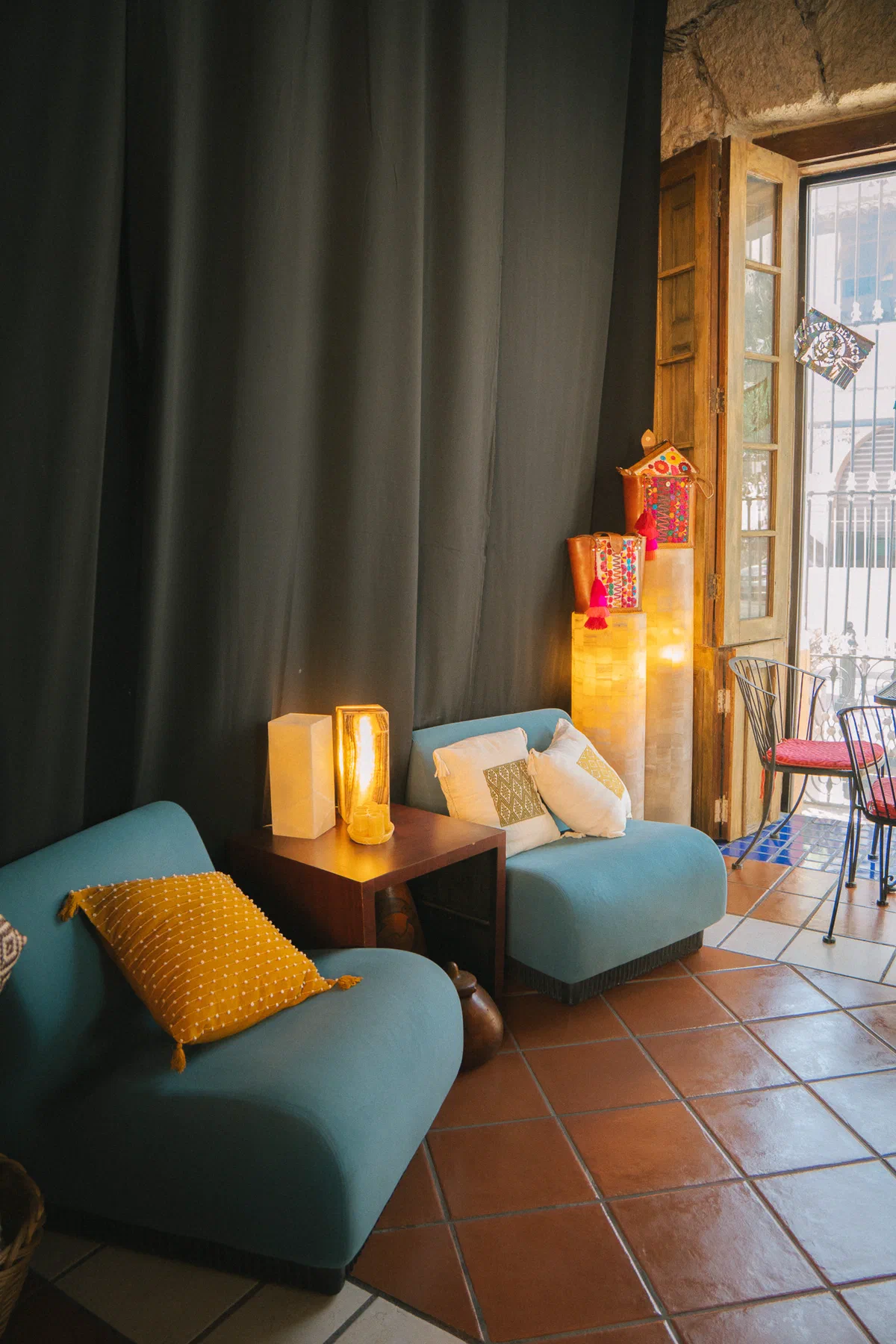 Sala con sillones azules y lámparas cálidas en la cafetería Audaz