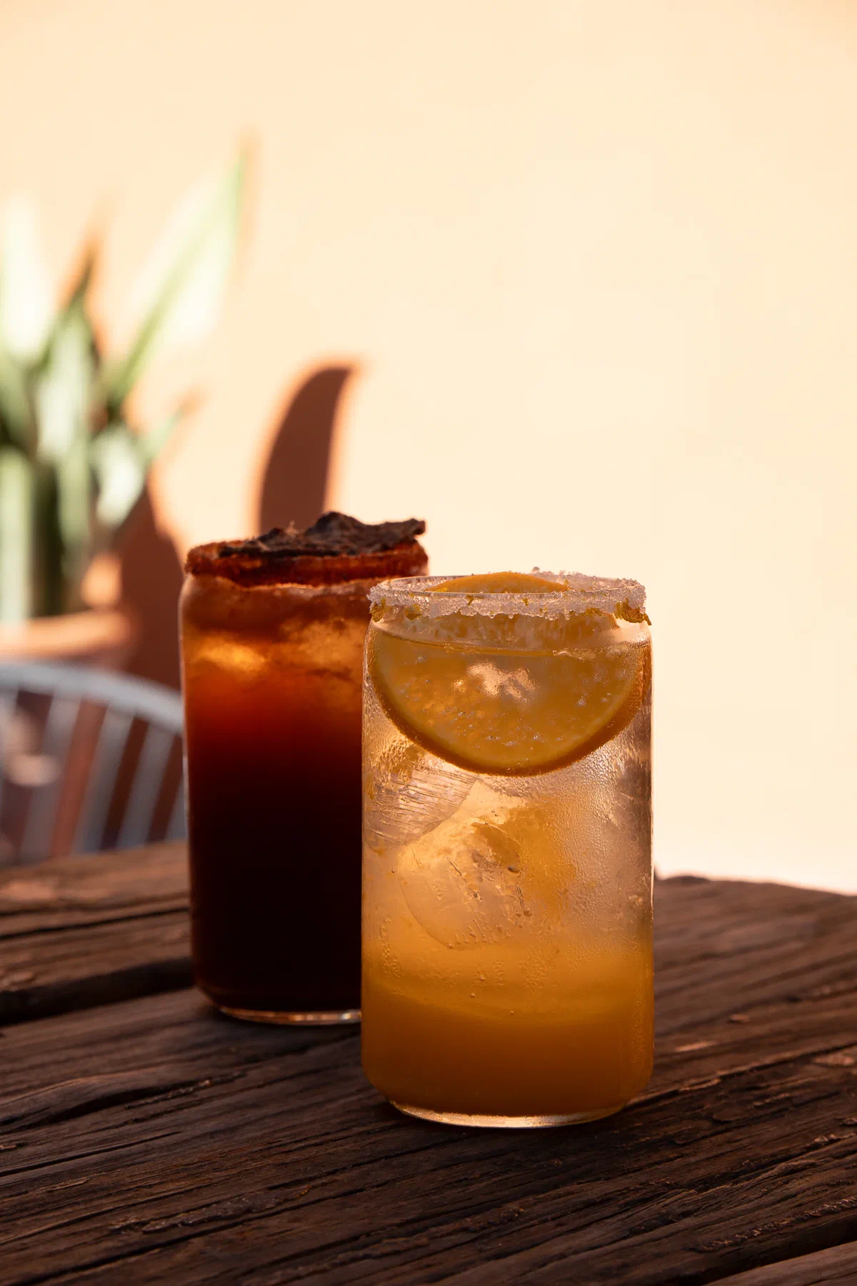Dos bebidas escarchadas sobre mesa de madera con luz de atardecer, Audaz