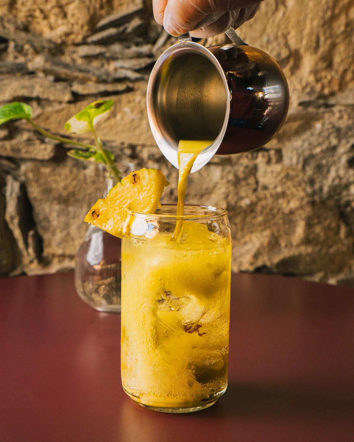 Espresso vertido sobre una bebida de piña con hielo