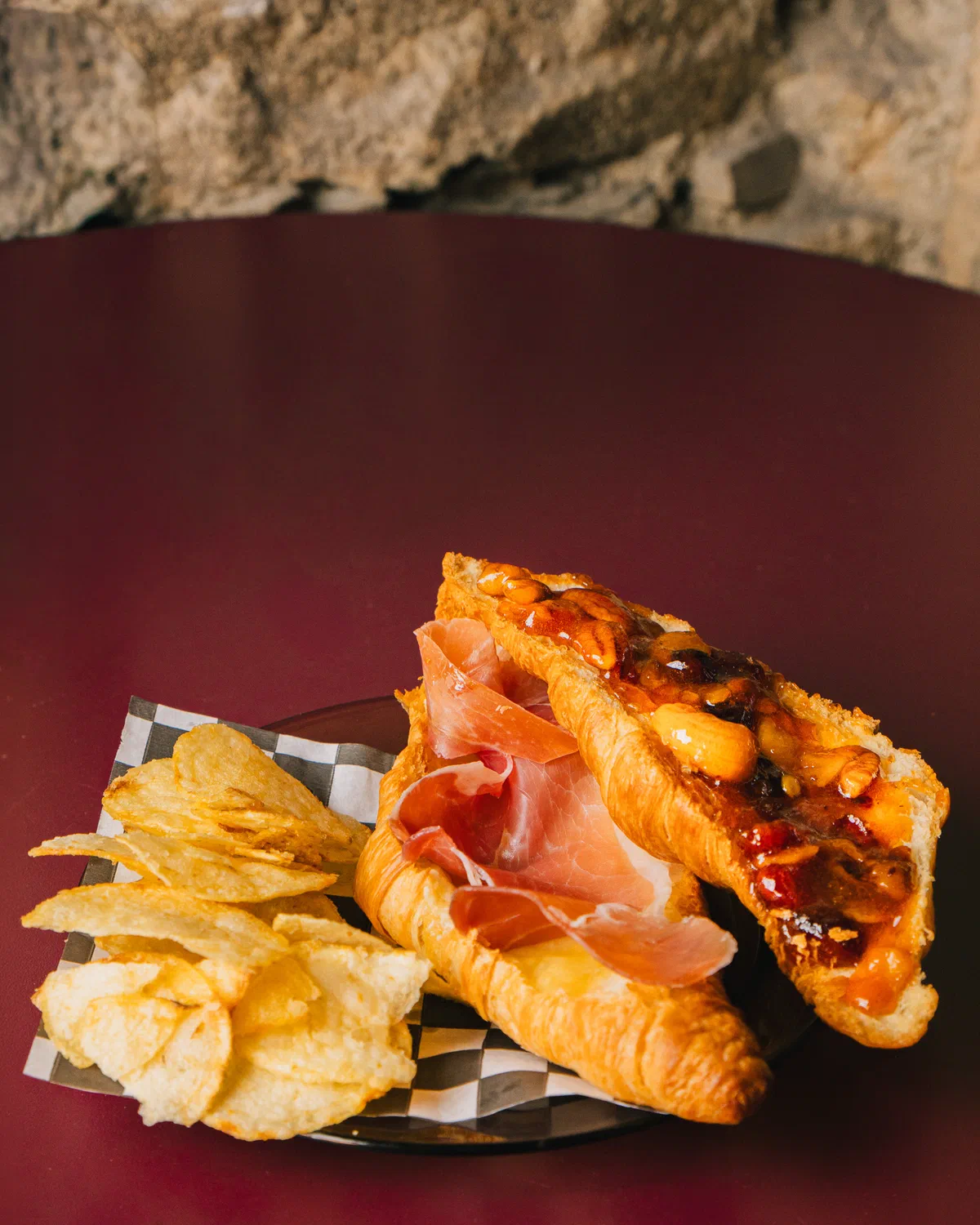 Croissants rellenos de jamón serrano con papas fritas, cafetería Audaz