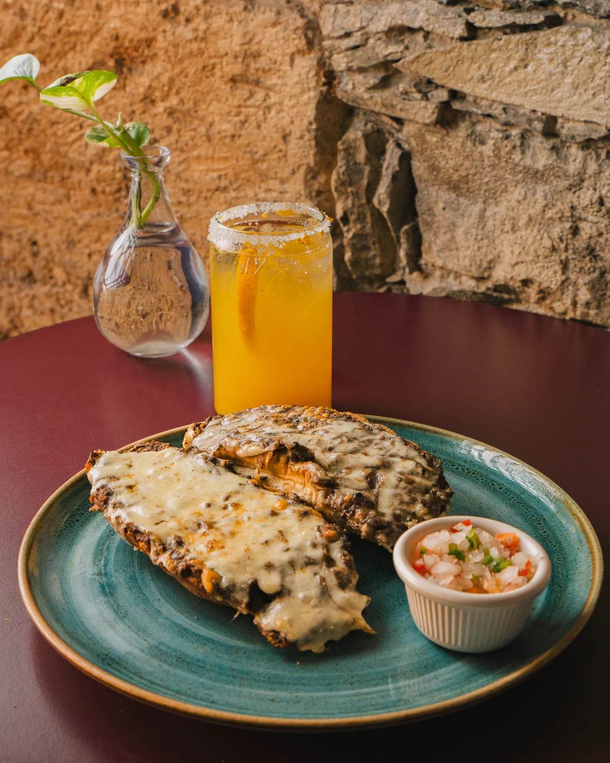 Quesadilla gratinada con pico de gallo y bebida de naranja escarchada, Audaz