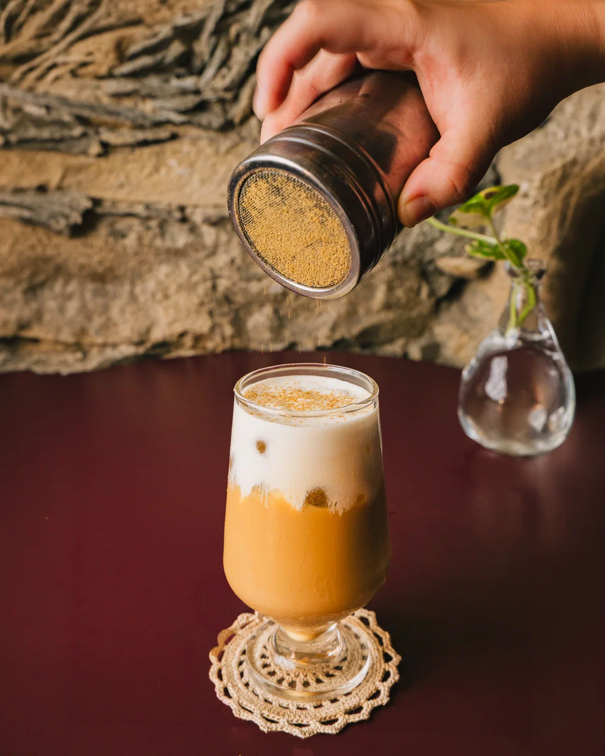 Canela espolvoreada sobre un café con espuma