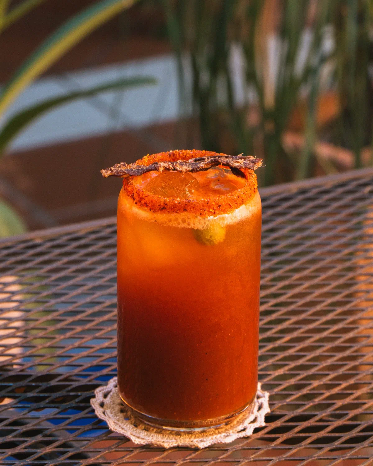 Coctel bloody mary con escarchado de chile y botana de carne seca