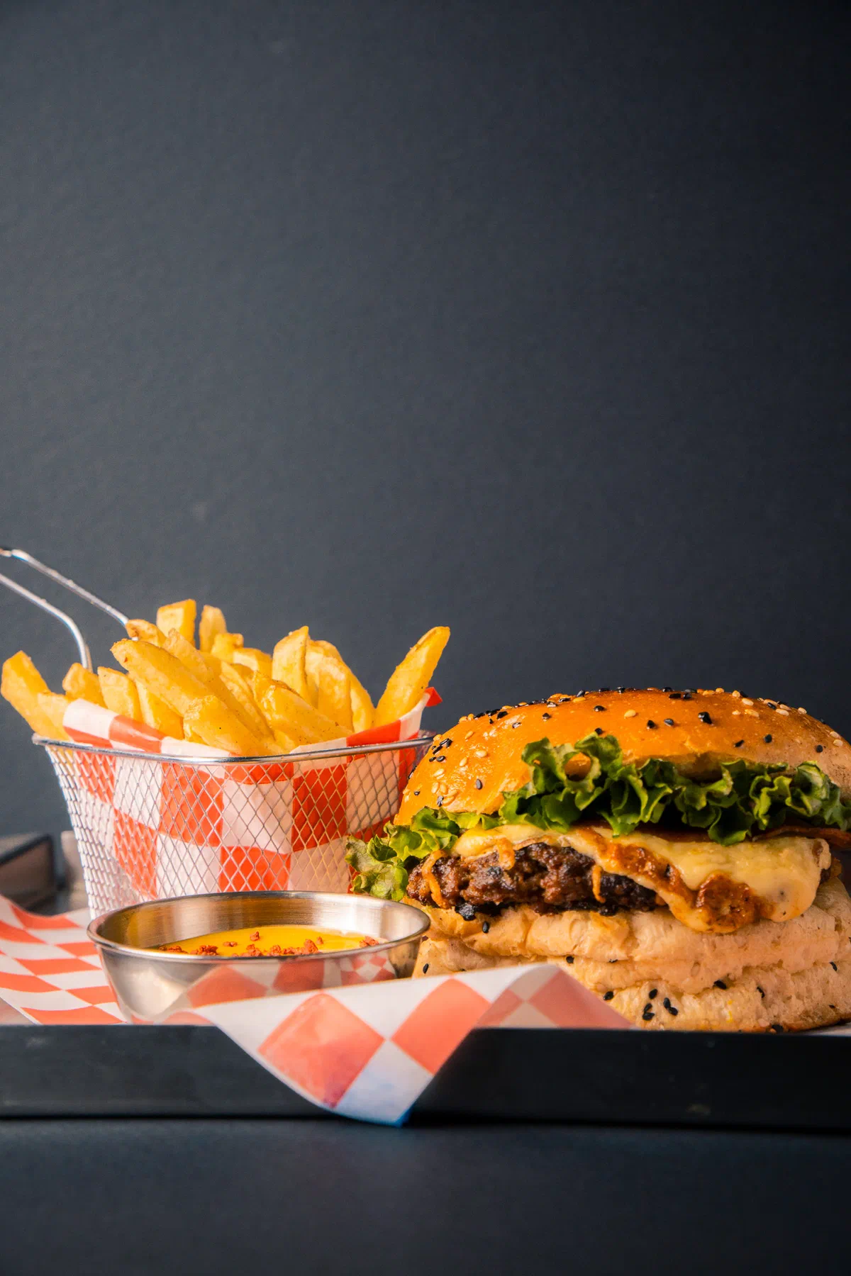 Hamburguesa de Rossie's Burger con canasta de papas fritas y aderezo
