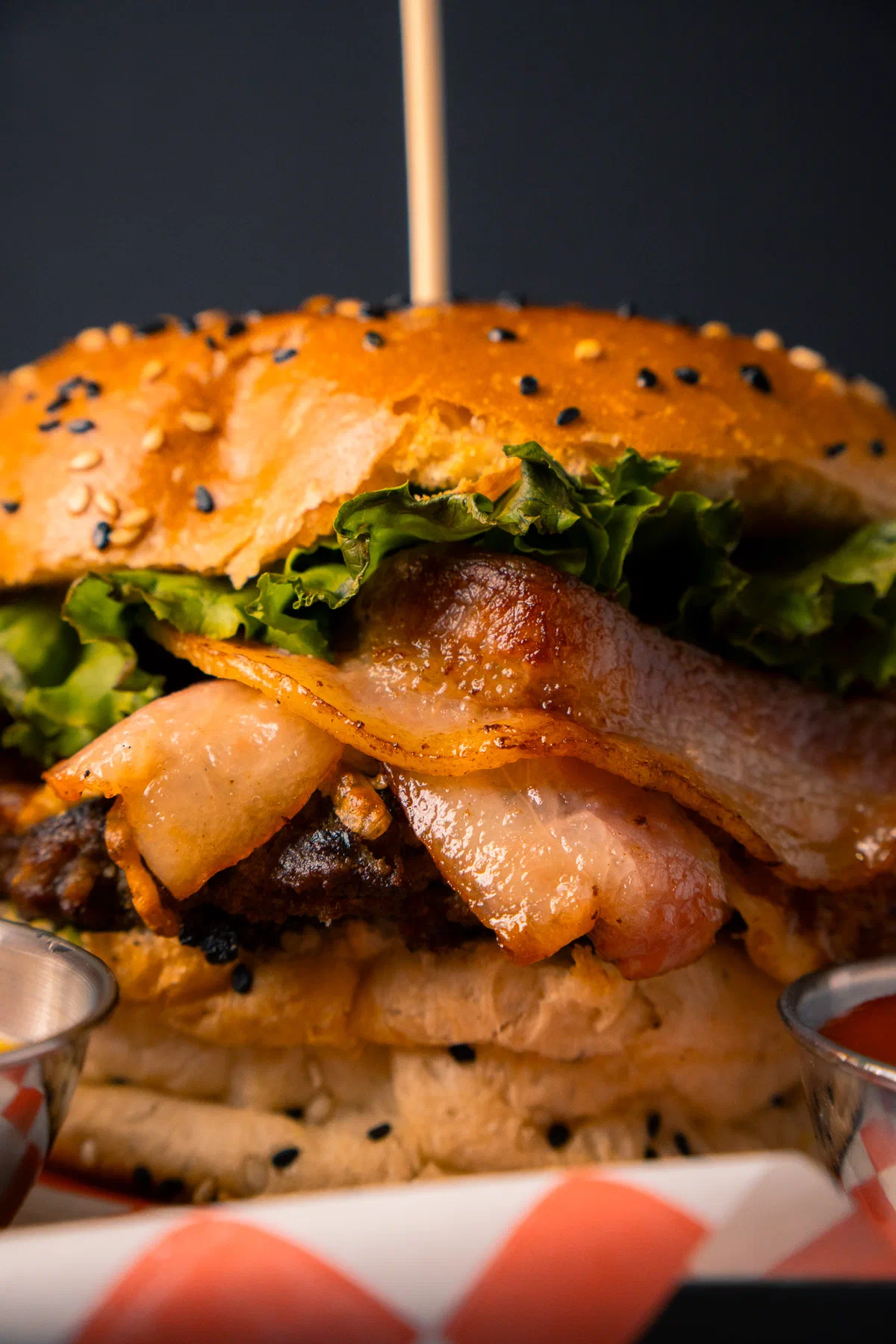 Primer plano de hamburguesa con tocino, carne y queso derretido