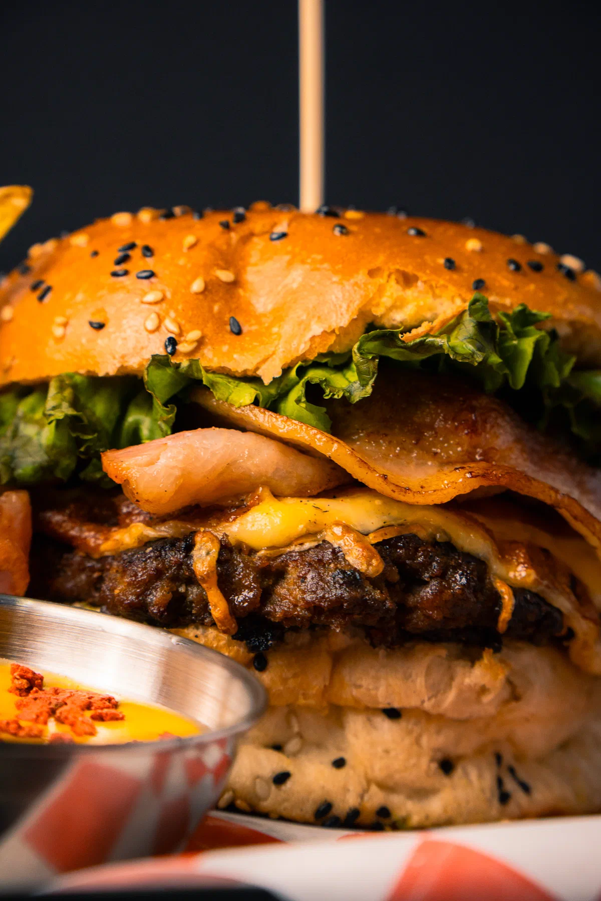 Hamburguesa de Rossie's Burger con tocino y queso derretido en primer plano