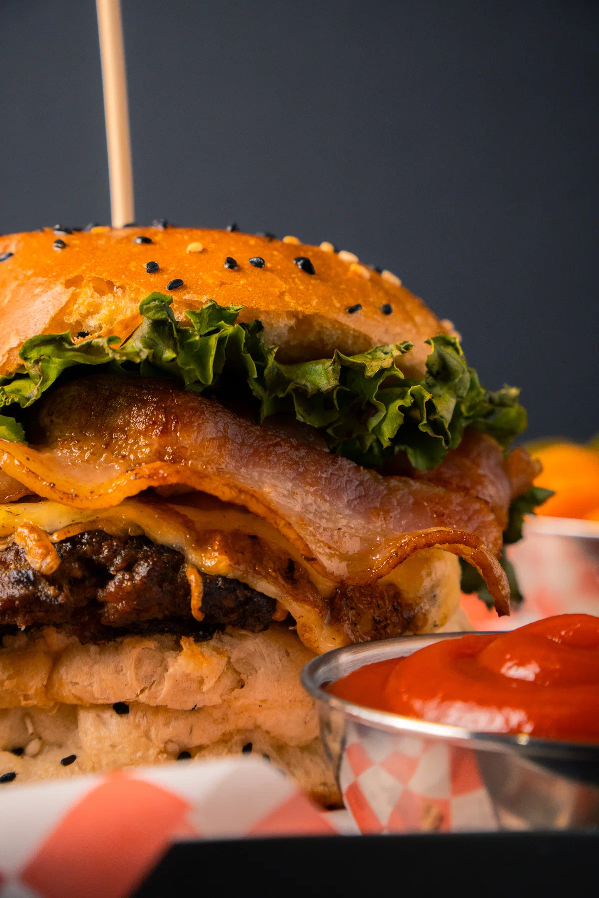 Hamburguesa con tocino y catsup en primer plano