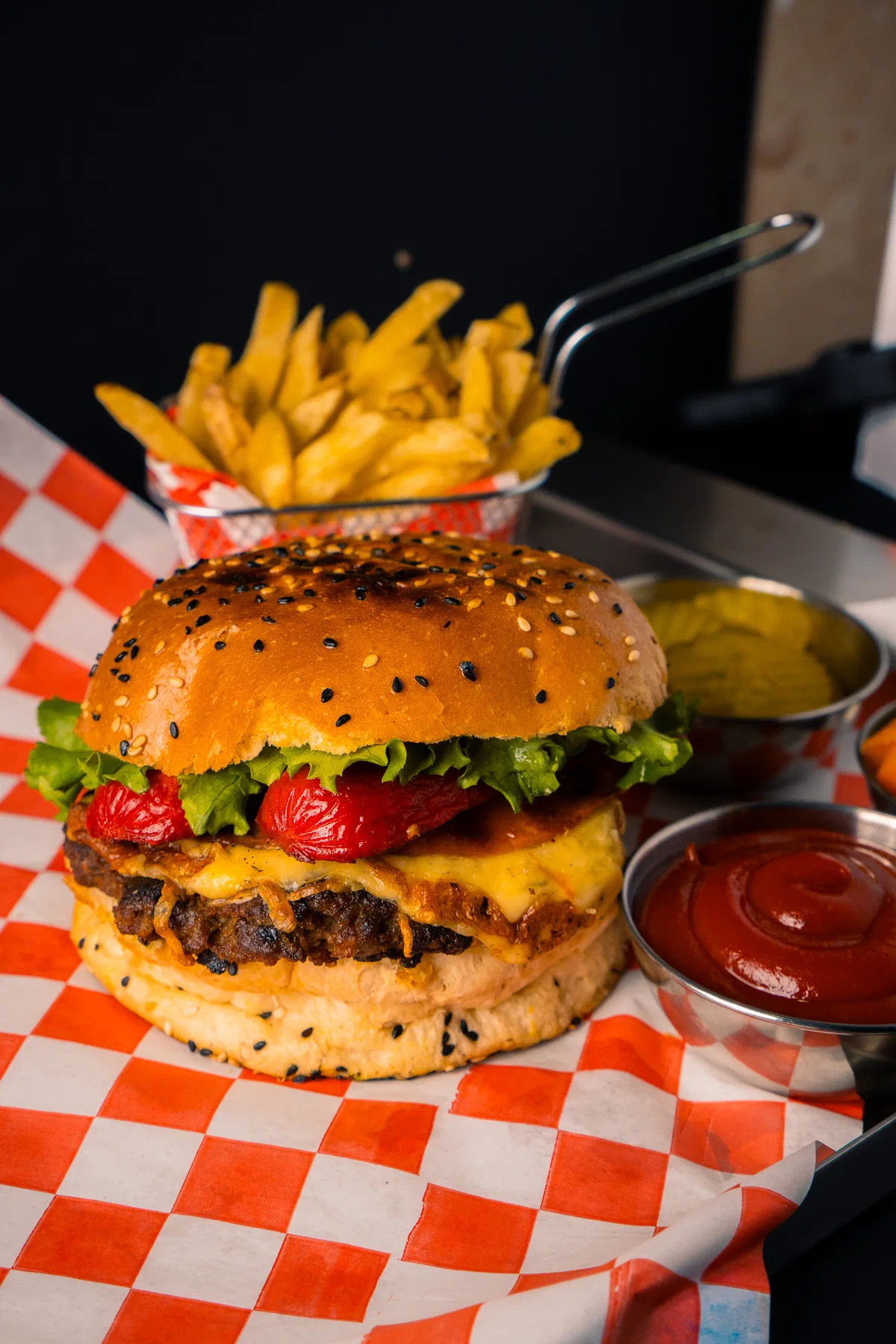 Hamburguesa con pimiento asado y queso, con papas fritas y catsup