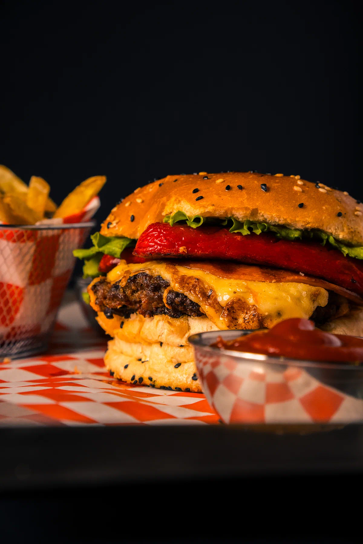 Hamburguesa con pimiento asado, papas fritas y catsup